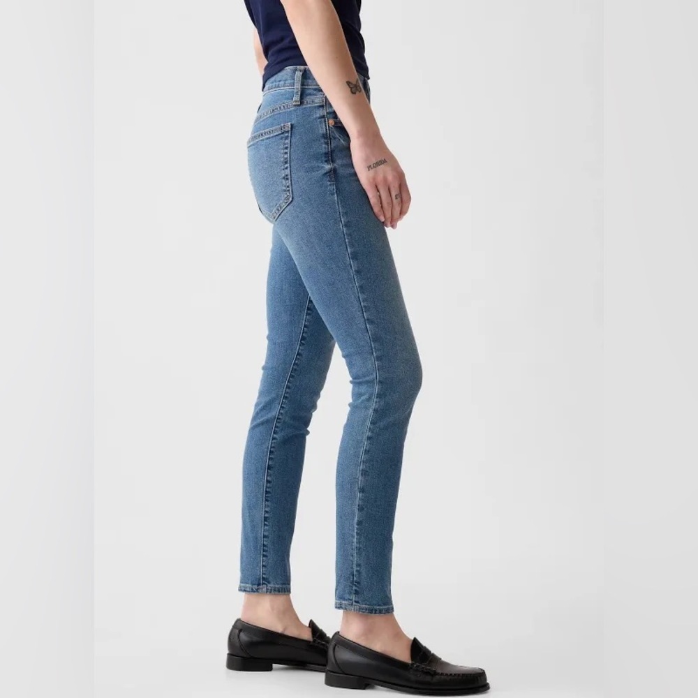 👖 GAP Women’s True Skinny Jeans
Size 27 • Regular Length